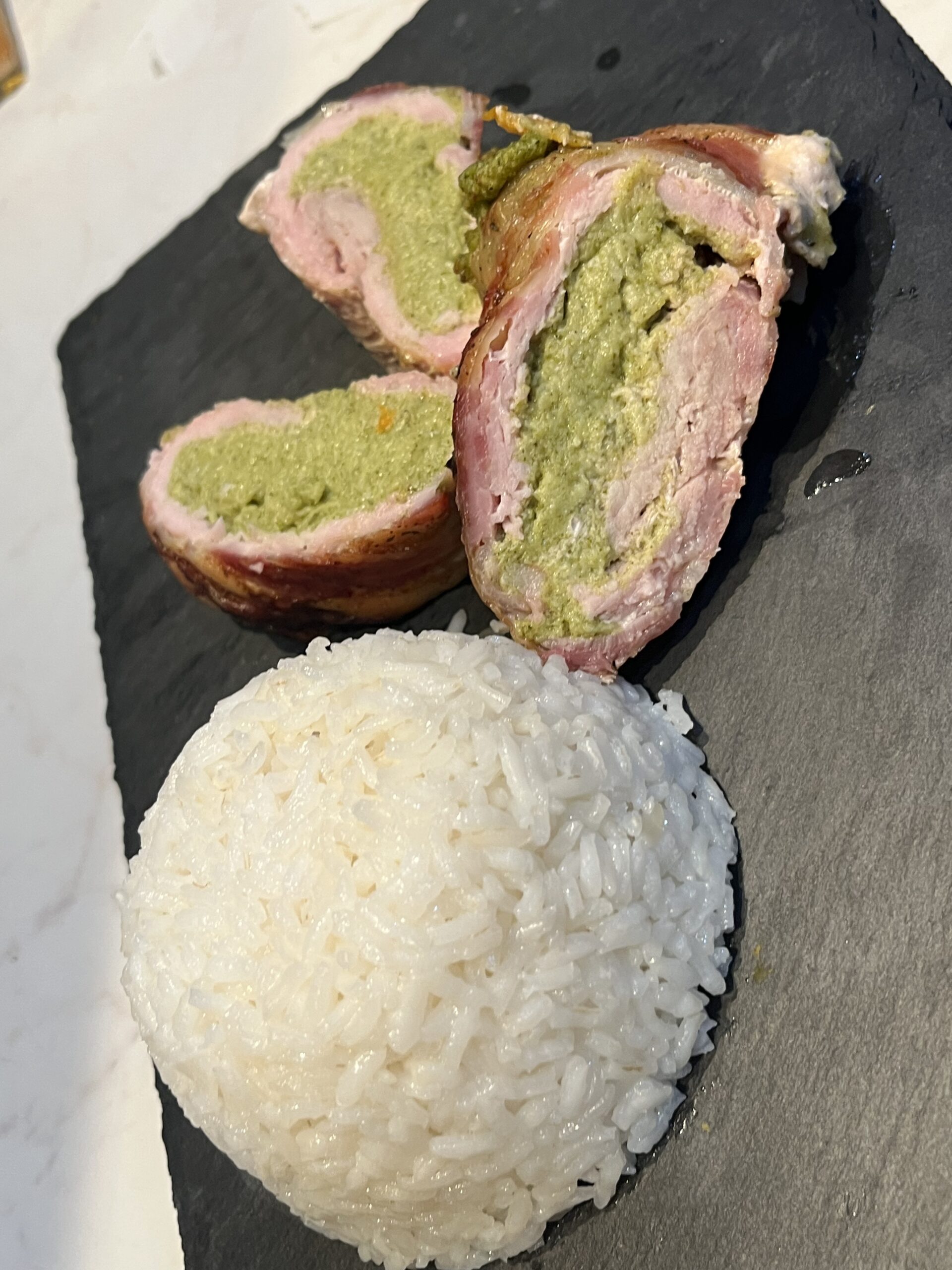 🥦 Brokkolival töltött, baconbe göngyölt karaj párolt rizzsel és házi majonézzel – egy igazi különlegesség! post thumbnail image
